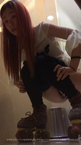 穿溜冰鞋上厕所