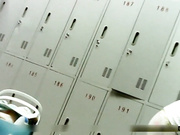 邮电大学女生澡堂雇人进去拍的 真实内部场景 都是年轻妹纸第二部