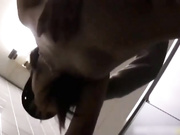 潮男靓妹公共卫生间里拍动作片 捂着嘴不敢大声叫