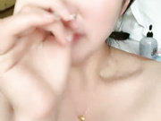 不正经的少妇露脸一个人在宾馆发骚直播，逼痒难耐自己抠的淫水泛滥