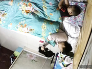 家庭网络摄像头监控TP骚妈把孩子哄睡后玩手机视频对着自己的逼和奶子给对方撸管