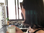 隔壁坏哥哥趁爸妈不在家 把精液射在嫩穴上