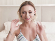 娇小的辣妹在老公面前操陌生人