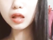 反差学生妹在宿舍公共浴室完成主人的任务