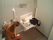 某站最新流出-遊泳池更衣室攝像頭偷拍到的幾個女泳客更換泳衣 雪白肌膚堅挺美乳看得讓人欲火焚身 1080P高清原版