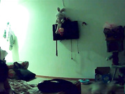 居家攝像頭破解拍攝到的年輕小夫妻客廳瘋狂啪啪 大彎屌抱起來邊走邊操 幹得嗷嗷直叫 場面刺激～720P高清