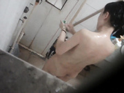 精品推薦 出租屋窗戶邊手機拍攝到的衛生間裏苗條身材打工妹子沐浴更衣 雪白肌膚堅挺美乳看得讓人欲火焚身 1080P高清原版