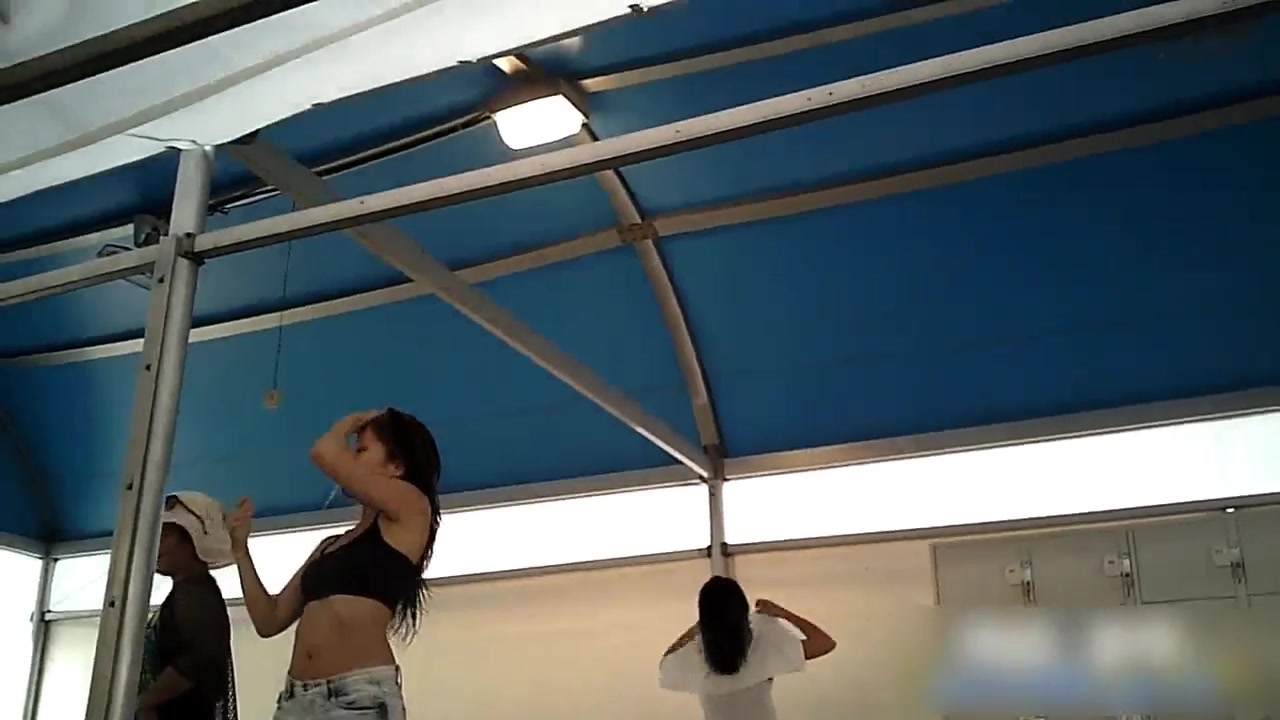 精品推薦 海濱浴場更衣間偷拍各式美女少婦沐浴更衣 雪白肌膚堅挺美乳看得讓人欲火焚身 720P高清原版