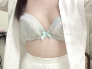 某站最新流出-19歲S級清純制服學妹酒店兼職服務猥瑣大叔 主動張開雙腿給操幹得尖叫聲不斷 無套內射中出 1080P超清原版