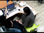 公司攝像頭黑客破解拍攝到的下班後帥氣經理與碎花連衣裙文員秘書偷情啪啪 邊看片邊研究各種動作 露臉高清