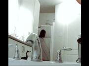 偷拍合租女生洗澡换衣