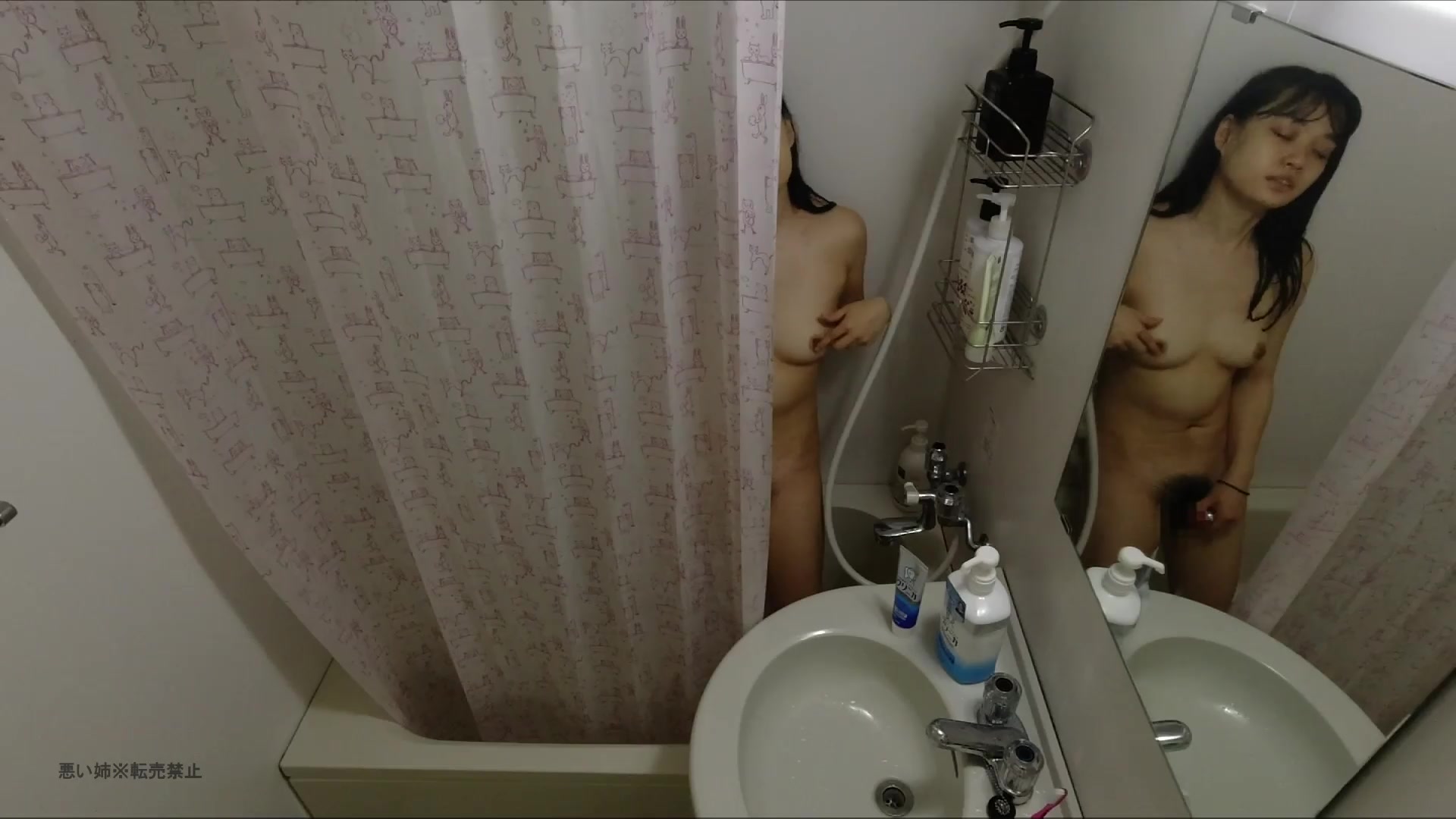 精品推薦 浴室偷裝針孔攝像頭偷拍同居閨蜜女友洗澡 在裏面偷偷自慰壹臉淫騷樣 1080P高清原版