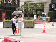 高清廁拍之街頭尾隨美女進入公共女廁拍攝 貌似騎踏板車的妹子察覺到被人拍了心情很郁悶～1080P高清