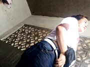 某縣城市場旁邊公共旱廁拍攝到的很有韻味的豐滿黑絲少婦如廁 貌似被發現了～1080P高清