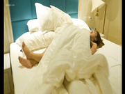 某站最新流出作品-高顏值網紅美女生日吃飯被灌醉帶入酒店任意玩弄 手裏拿著玫瑰被多人玩穴 場面淫蕩刺激～1080P高清