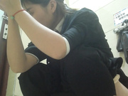 某商場公共女廁拍攝到的各式美女如廁 貌似有個店員來了大姨媽 不小心弄臟了內內 1080P高清