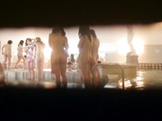 最新流出女偷拍客針孔攝像頭偷拍某美容會所洗浴中心大浴池各式美女少婦泡澡 雪白肌膚苗條身材看得讓人欲火焚身 720P高清原版