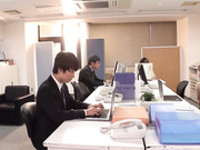 [PRED-748] 「この中で起きたことは秘密だよ」至近距離に人がいるのにロングスカートの中でこっそり即ズボ！【破解】 - 1of5