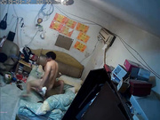 最新流出居家攝像頭破解拍攝到的小夫妻出租屋過性生活 剛開始玩手機沒心情操被摸的淫水直流 受不了了求著老公插入～720P高清