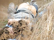 网曝不雅门事件，西安桃花潭公园两学生情侣荒草掩护席地野战，干完用纸巾擦 擦