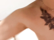 有纹身的小骚货露脸精彩大秀直播，逼毛多多性欲旺盛，跟狼友撩骚互动听指挥，道具不停蹂躏骚逼浪叫呻吟不止