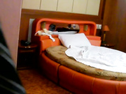 90后小美女跟男友吵架后跟别的男人上床，边做边打电话