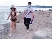 高贵气质美少妇沙滩裸奔❤️勾引海边观潮眼镜男到民宿酒店啪啪无套内射逼里无水印高清版