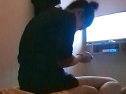 足療店搞女技師，丸子頭小姐姐，摸摸搞搞要拔褲子，足交打飛機，騎乘磨蹭扶著電視櫃後入，隔壁在唱歌