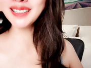 新来的气质美人妻，妩媚风情很是诱惑，揉奶玩逼互动撩骚特写展示，逼逼里塞跳蛋高潮喷尿，自己舔手上的淫水