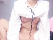 4个00后嫩妹妹！年纪不大超会玩！粗大双头龙，第一视角互插嫩穴，妹妹轮流上阵，骑乘位撑爆小穴