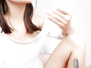 颜值不错的小少妇露脸激情大秀，逼里塞着炮击抽插，跟狼友撩骚互动脱光光，揉奶玩逼跳蛋自慰淫荡，浪叫不止