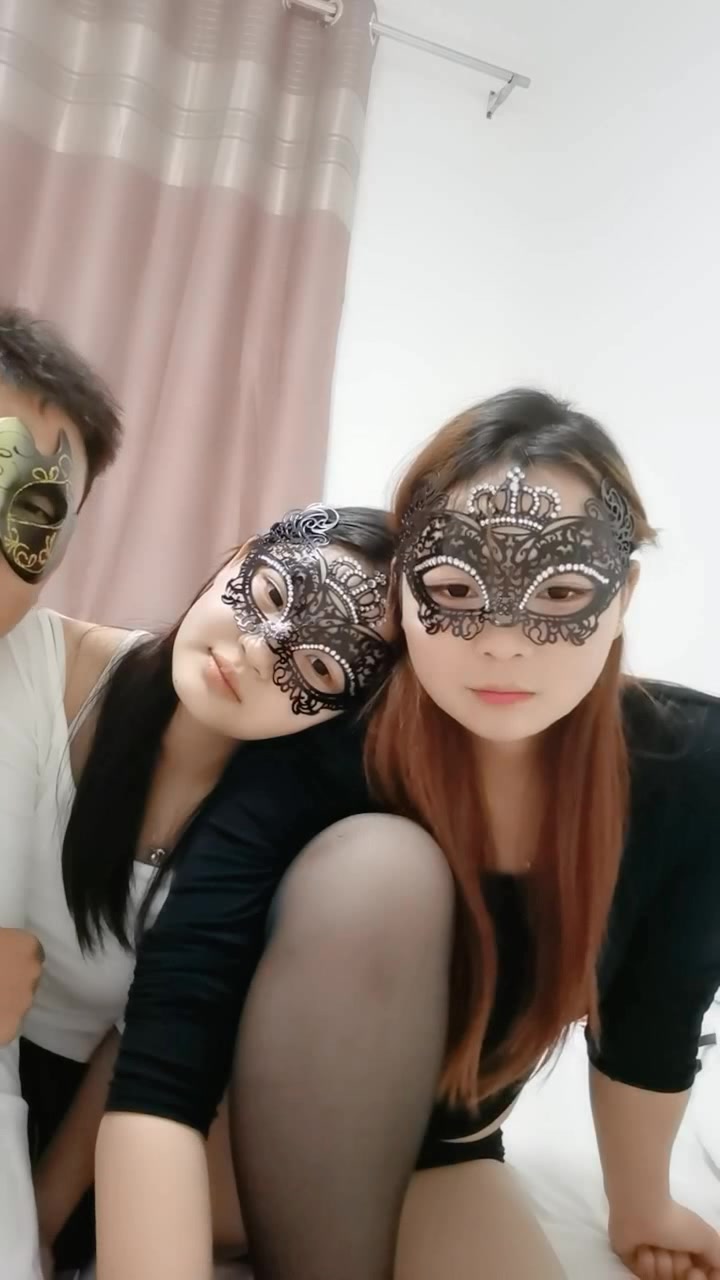 双飞风骚小姐妹，黑丝情趣诱惑，淫声荡语互动撩骚，刮逼毛给狼友看，掰开骚逼看特写，压在身下轮着草真骚