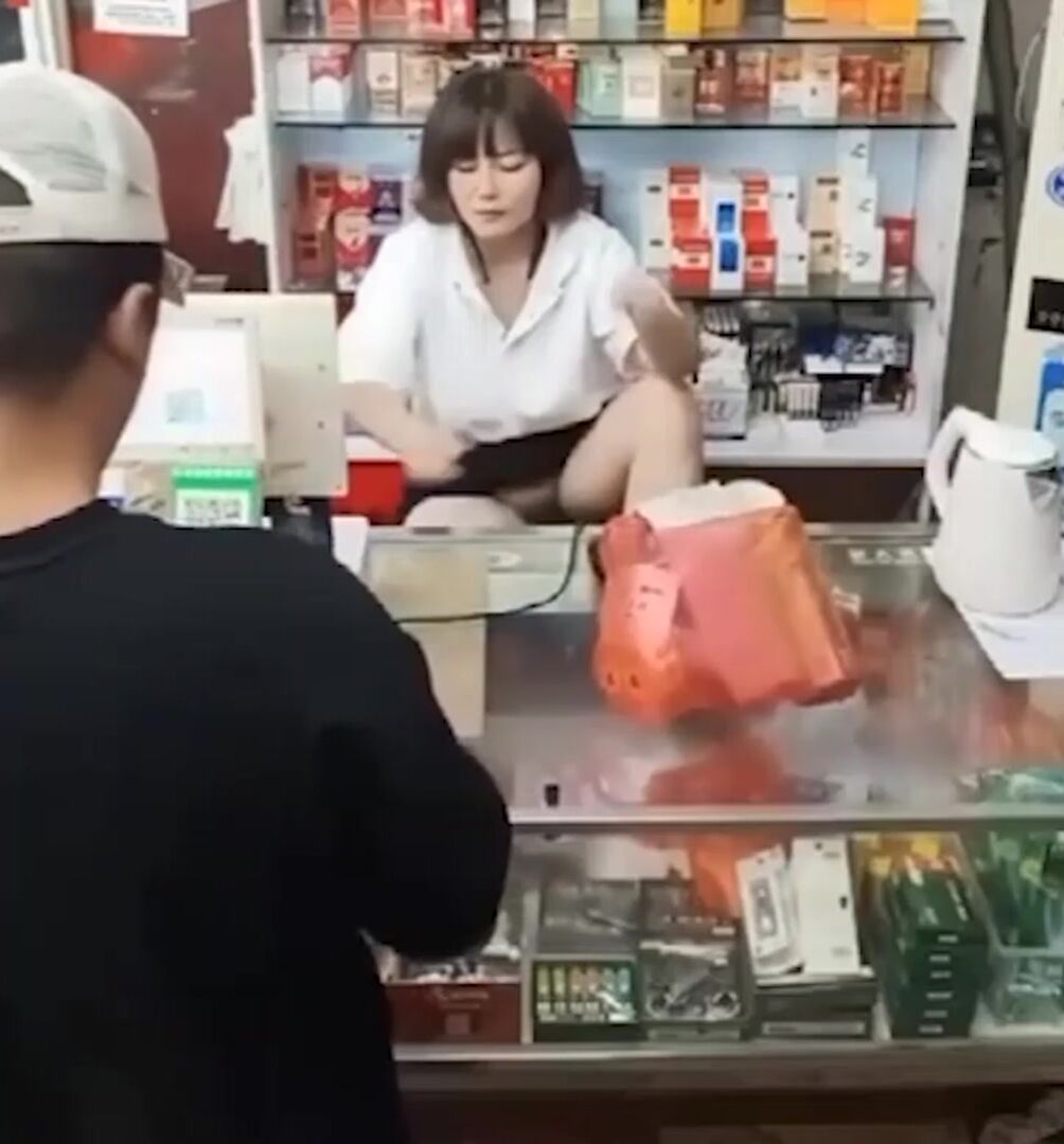 烟酒店熟女老板娘 故意露逼勾引顾客 阴毛户型清晰可见 这生意何愁不爆？