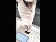 超级养眼的极品美艳少妇！一级极品翘臀，贤妻良母型的反差婊 害羞了，暴力抽插她叫的非常好听