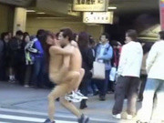 大街上铺张席子就干