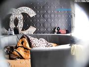 主题酒店偷拍-超漂亮的非主流蓝发美女和认识没多久的朋友酒店啪啪,妹子比较害羞操逼时还要挡着,叫声很厉害啊!国语