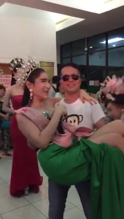 國人杰哥泰國旅遊摸奶拍視頻留念，人妖整起来比明星还美