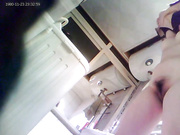 偷拍隔壁大白屁股阿姨洗澡先來一泡尿，可惜针孔被她弄歪，还好...