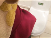 卫生间偷干朋友性感漂亮女友,担心被听见让轻点干,操爽后高喊：我要,快给我,还要,干死我了,不许拍我,鸡巴快拿掉!高清