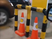 现在的观众真会玩让主播不穿内裤开着车抠逼去加油用抠完逼的淫手找加油师傅握手