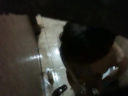 偷窥楼下出租屋新来的租客洗澡年轻貌美身材好