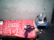 棚户区站街女暗拍洗脚准备开草门被踹开隔壁一对完事的要过来观摩妹子被吓坏了