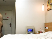 自拍 强上新婚美女2之正和妈妈打电话被强行扯掉裤子操,干的太狠把美女真操哭了说：痛,干的我肚子都痛,你做女人试试！