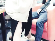 太牛X了99年女主播网吧勾引楞青小伙在大厅拔下裤子就吹受不了拉到厕所激情啪啪