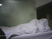 佛爷微信约操96年36F巨乳白嫩美女,奶大逼紧把佛爷爽的提前射了,休息后又拉着妹子爆操,干的相当激烈!