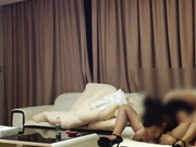 后入猛操披肩发情人边和闺蜜打电话聊骚 后插90后骚女 全程淫荡电话色聊 这样操真爽