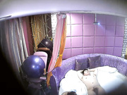 高级酒店豪华情趣房偷拍胖哥躺着幸福享受漂亮女友小姐式的服务