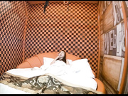 主题情趣约炮房外表清纯白嫩大学生妹子与男友开房啪啪啪干之前妹子还研究了一下性爱设备