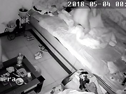 家庭摄像头拍摄，孩子在旁边睡觉