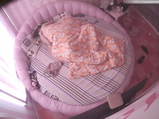 小旅馆情趣圆床偷拍中年男女男的一边搞一边看手机里的AV女的上位摇得很卖力